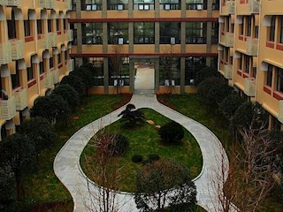 小园香径供徘徊