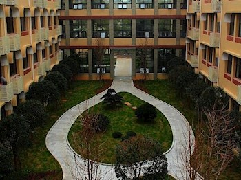 小园香径供徘徊